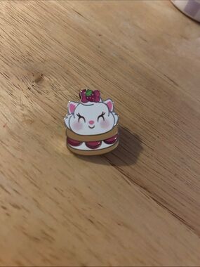 Marie Macaron Pin - Disney Muchlings Mystery Pins